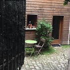 Le jardin et la cabane en bois de l'institut à Tours