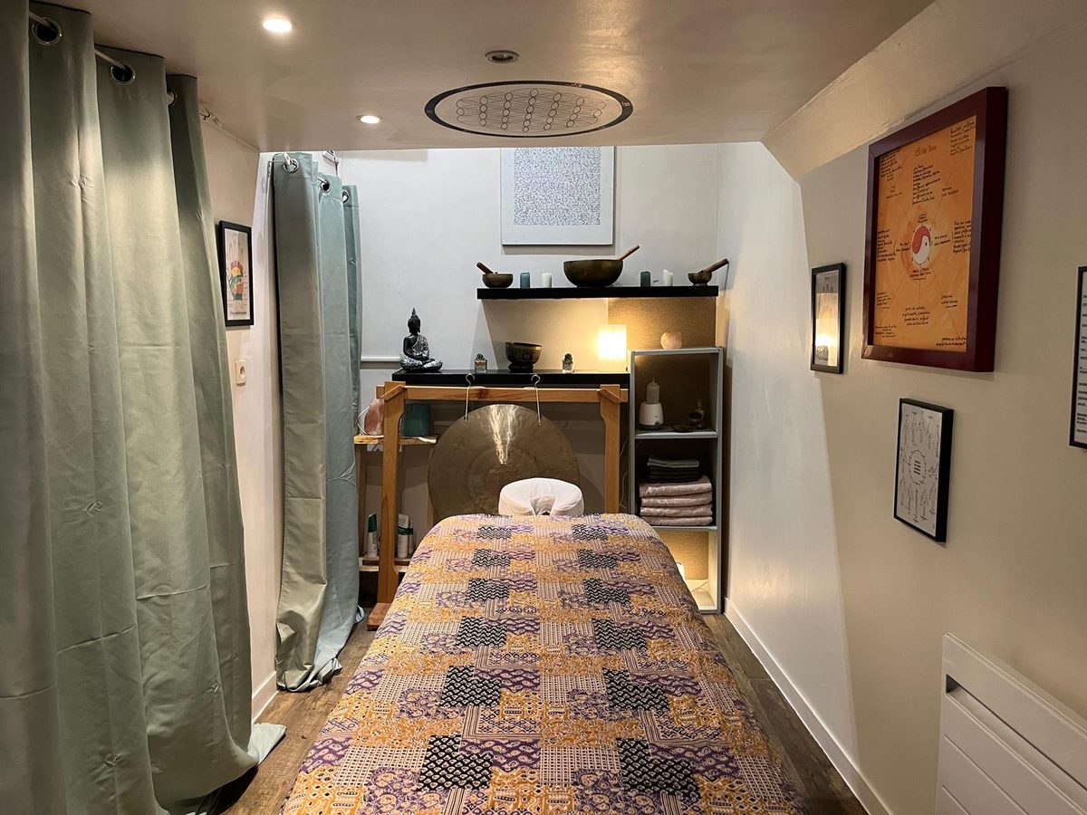 La salle de massage : table de massage, bols chantants, gong et lumière douce